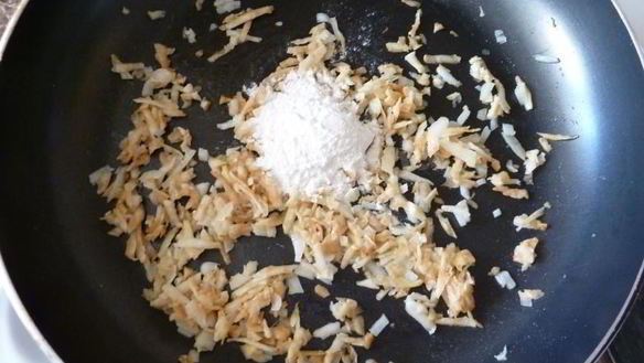 ШАГ 4. суп пюре из сельдерея с твердым сыром и сметаной