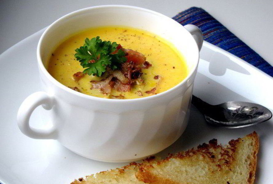 Суп-пюре из тыквы с беконом и орехами