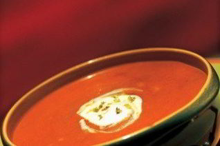 Томатный суп-пюре со сметаной и песто