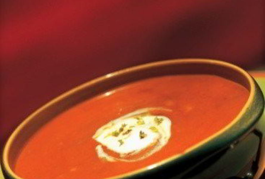 Томатный суп-пюре со сметаной и песто