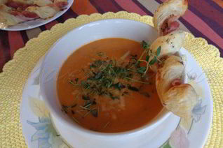 Тыквенно-томатный суп-пюре с беконовыми жгутиками