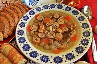 Суп с фрикадельками и блинными роллами