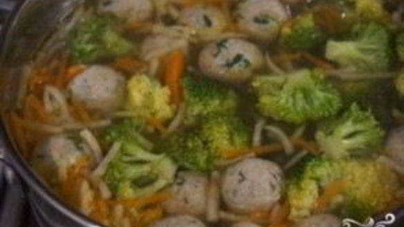 ШАГ 9. суп с фрикадельками и брокколи