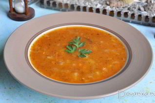 Суп с килькой в томатном соусе и перловкой