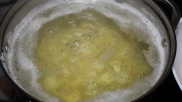 ШАГ 2. суп с колбасой и яйцом