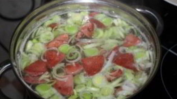 ШАГ 4. суп с колбасой и яйцом