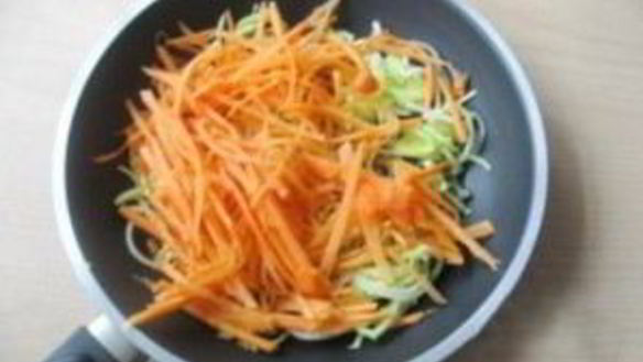 ШАГ 2. суп со щавелем и фрикадельками