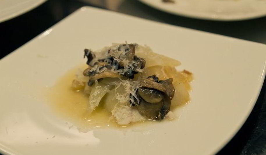 Рецепт сырые острые устрицы с хрустящим редисом и супом пюре из белой свеклы