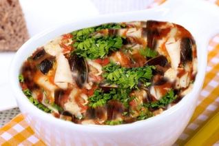 Томатный суп с морепродуктами мидии, креветки, кальмары