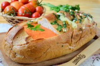 Томатный суп в хлебе Ежик