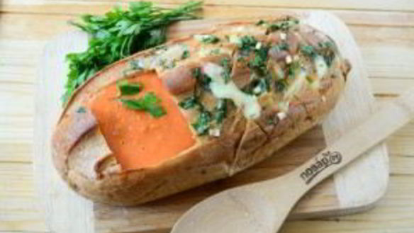 ШАГ 8. томатный суп в хлебе ежик