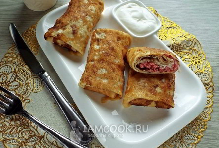 Блинчики с колбасой и сыром