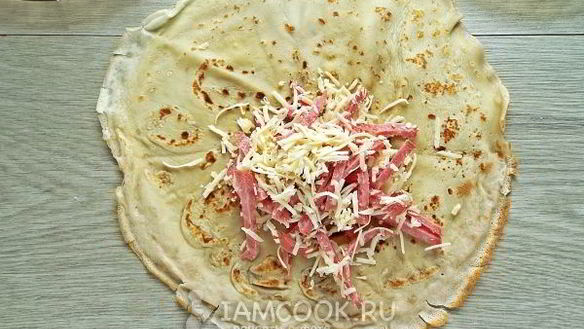 ШАГ 9. блинчики с колбасой и сыром