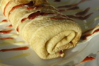 Блинчики с маскарпоне, малиной и белым шоколадом