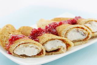 Блинчики с творогом и клубникой