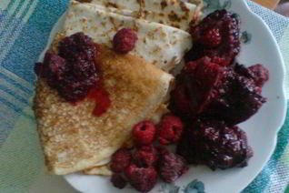 Блинчики с ягодной мозаикой