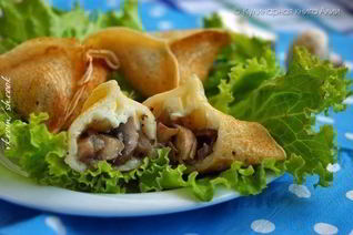 Блины на дрожжах с грибами и сыром