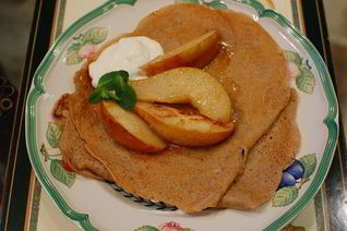 Блины на пиве с грушевым соусом