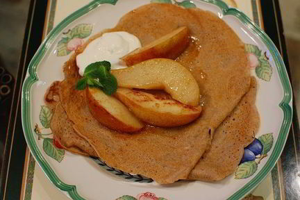 Блины на пиве с грушевым соусом