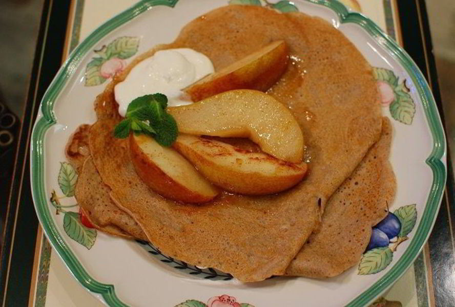 Блины на пиве с грушевым соусом