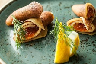 Блины на сметане с красной икрой