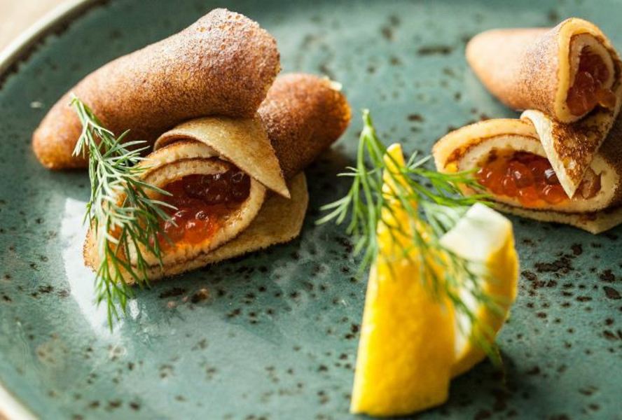 Блины на сметане с красной икрой