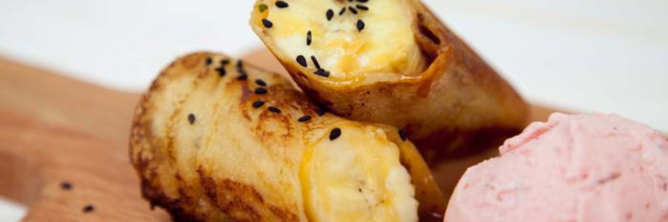 Блины с бананом и вареной сгущенкой