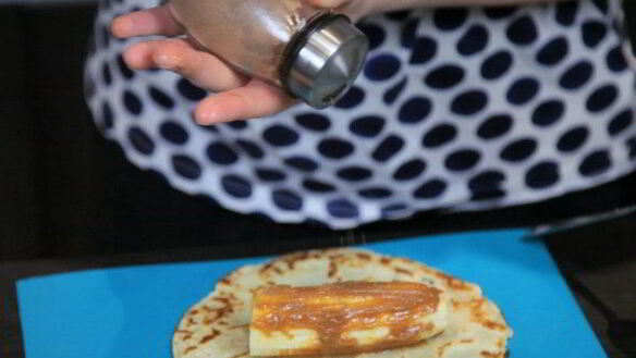 ШАГ 2. блины с бананом и вареной сгущенкой