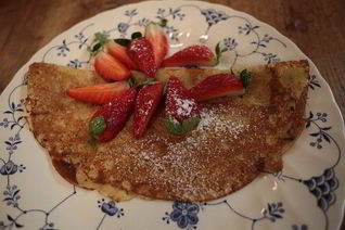 Блины с клубникой