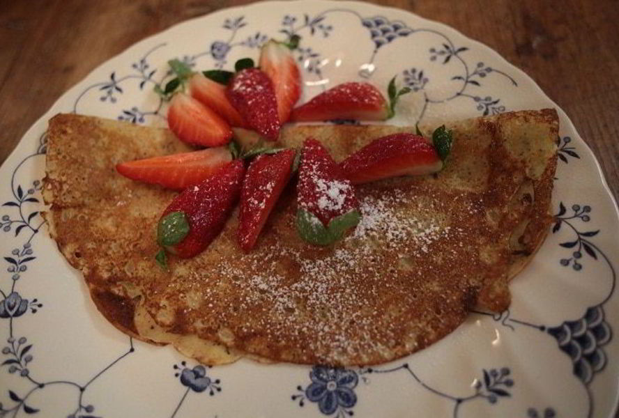 Блины с клубникой