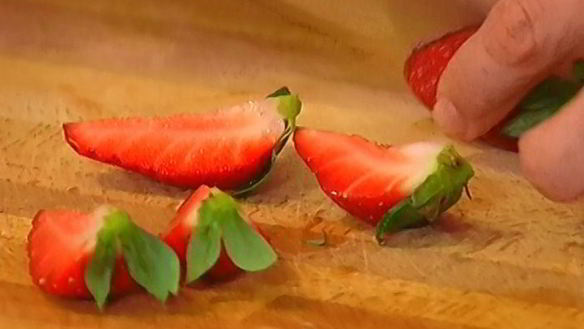 ШАГ 8. блины с клубникой