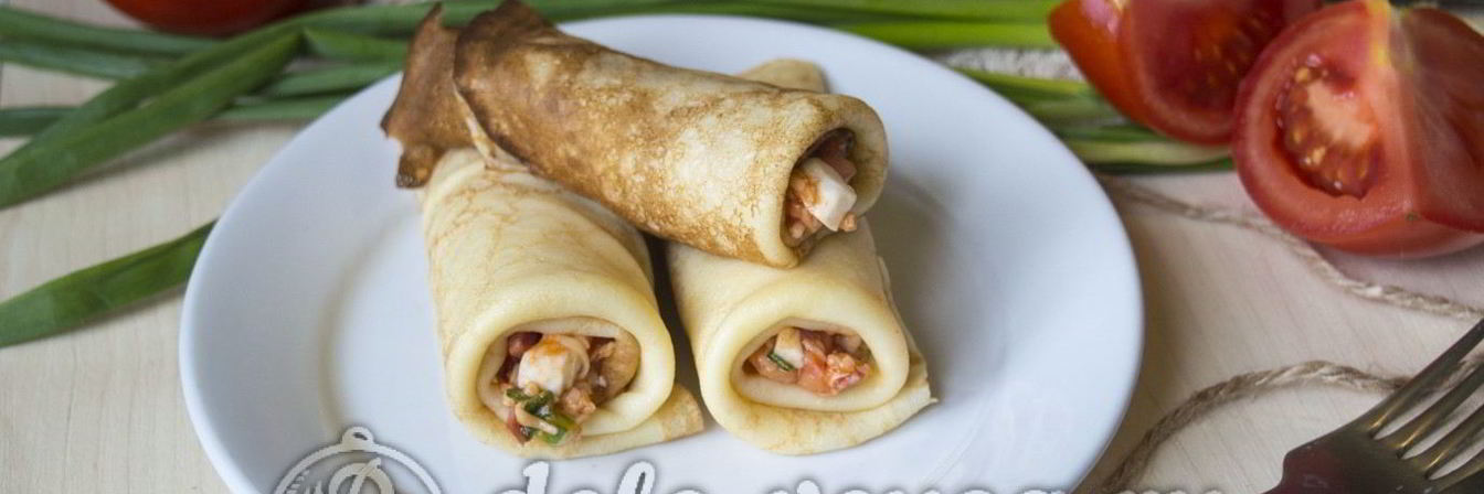 Блины с колбасой, сыром и помидорами