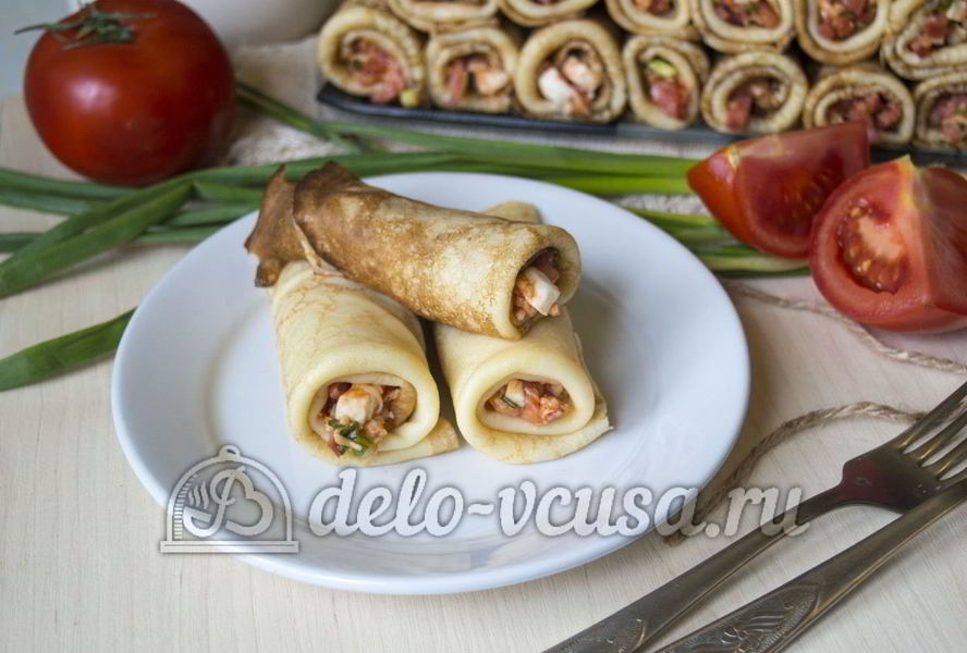 Блины с колбасой, сыром и помидорами