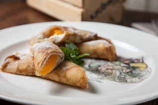 Блины с персиками и рикоттой