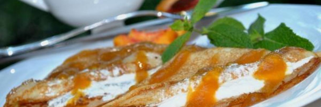 Блины с творожным кремом под персиковым соусом