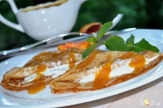 Блины с творожным кремом под персиковым соусом