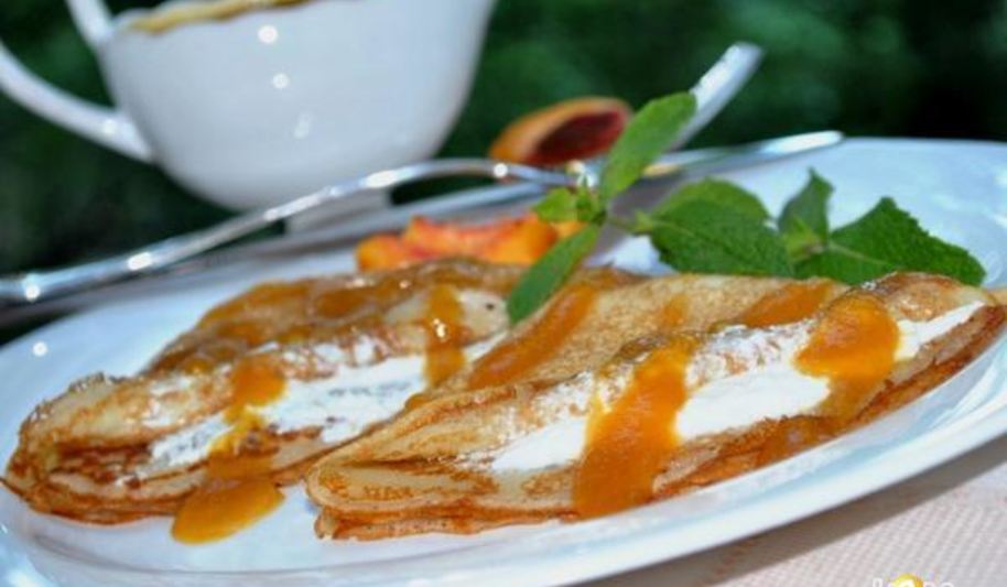 Рецепт блины с творожным кремом под персиковым соусом