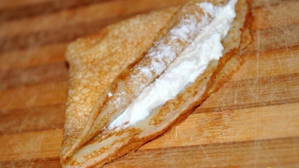 ШАГ 8. блины с творожным кремом под персиковым соусом