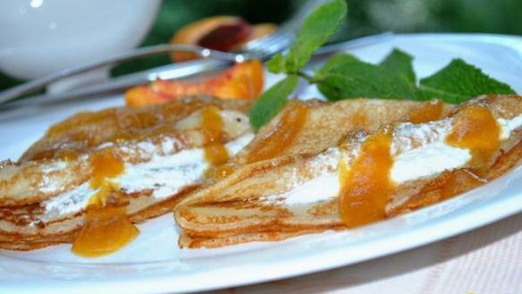 ШАГ 9. блины с творожным кремом под персиковым соусом