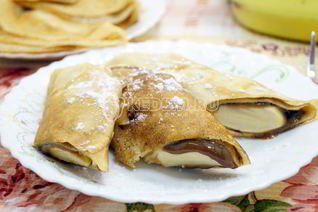 Блины с вареной сгущенкой и бананом