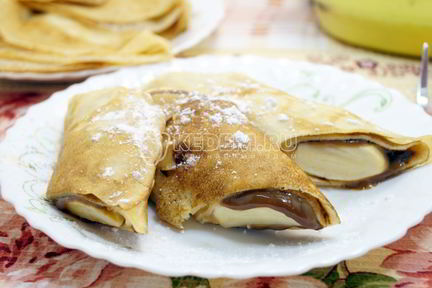 Блины с вареной сгущенкой и бананом