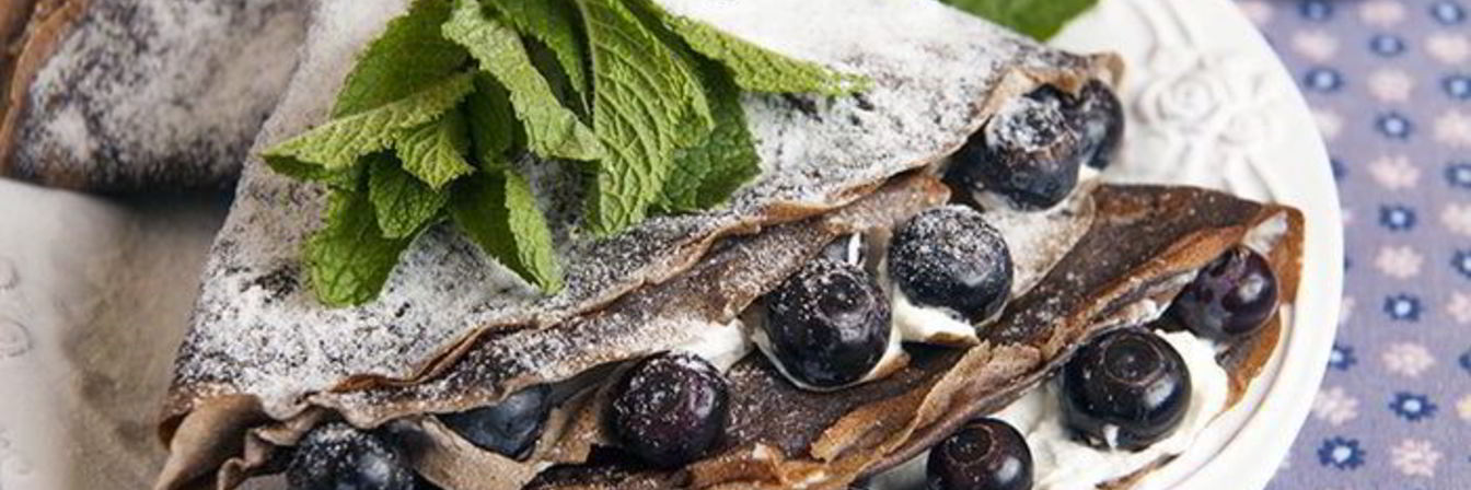 Черемуховые блины с маскарпоне и голубикой