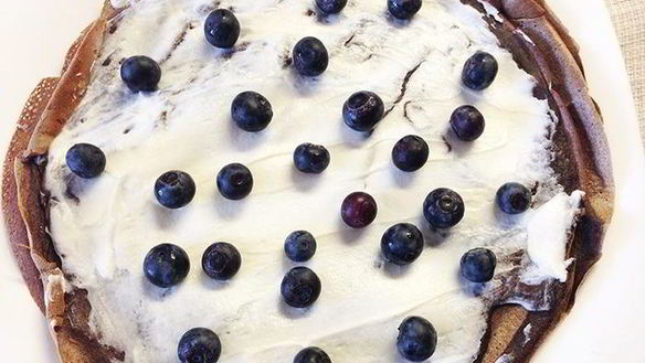 ШАГ 4. черемуховые блины с маскарпоне и голубикой