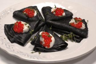 Черные блинчики с красной икрой