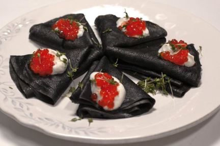 Черные блинчики с красной икрой