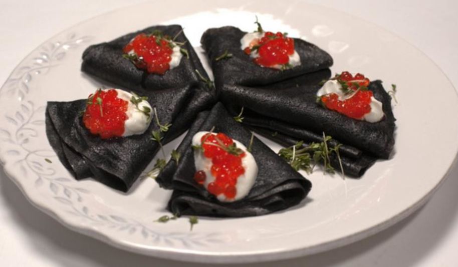 Рецепт черные блинчики с красной икрой