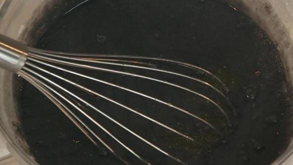 ШАГ 3. черные блинчики с красной икрой