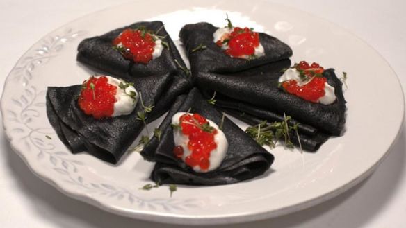 ШАГ 7. черные блинчики с красной икрой