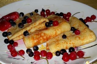 Пышные заварные блины с ягодами и сгущенкой