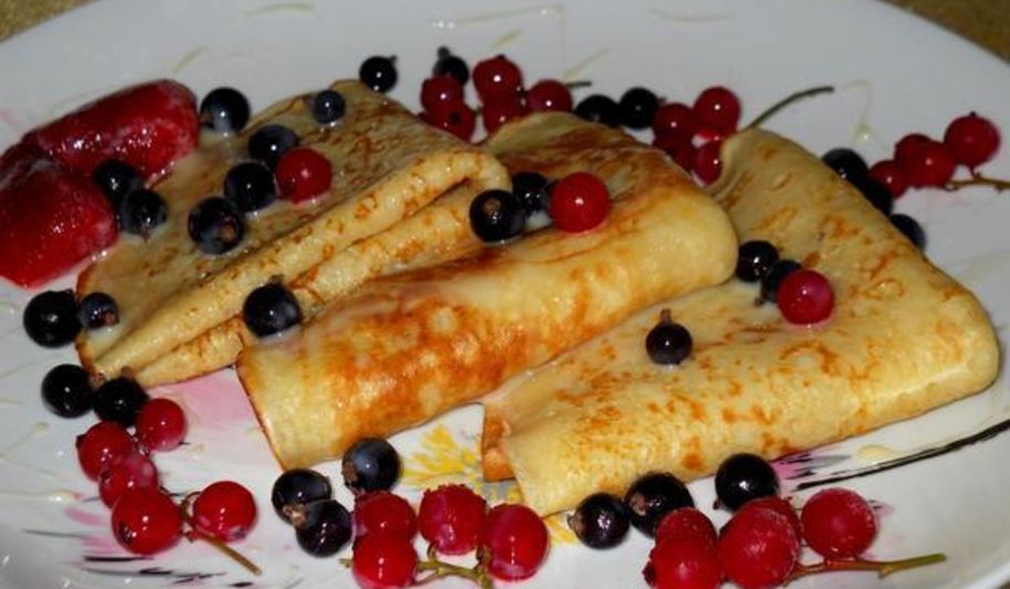 Рецепт пышные заварные блины с ягодами и сгущенкой